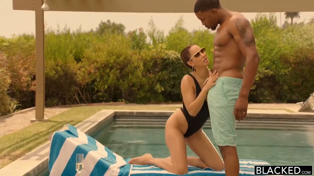 Bored Housewife Get it on BBC – Isiah Maxwell and Isis Love.